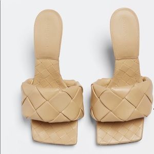Tan bottega Veneta lido sandals in size 35